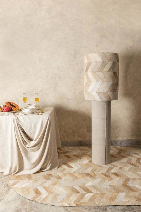 Joanne Beige suède vloerlamp met koeienhaar kap