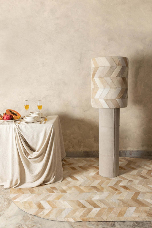 Joanne Beige suède vloerlamp met koeienhaar kap